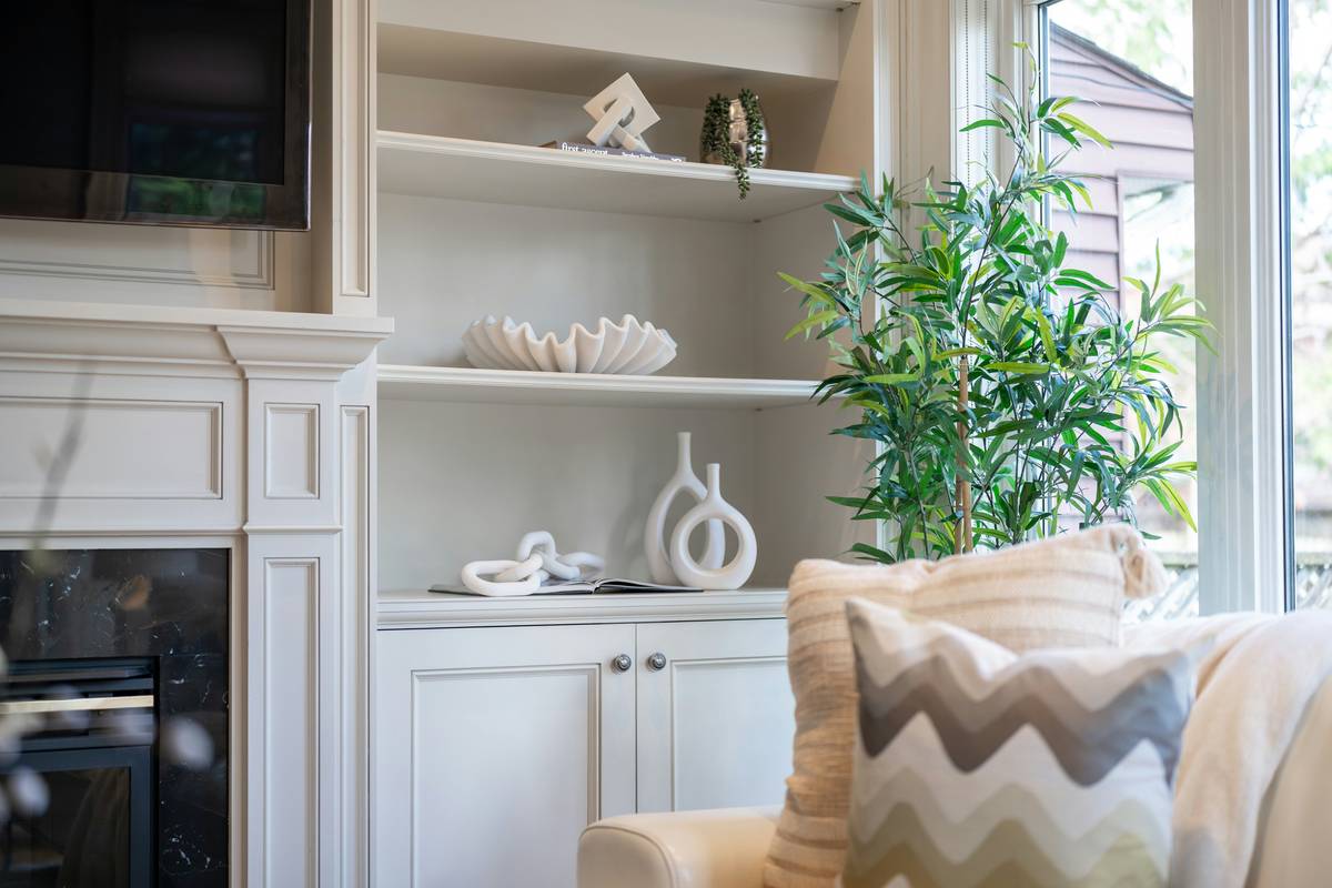 Infographic comparing wall-mounted, freestanding, and corner display cabinets with dimensions and ideal room placements
