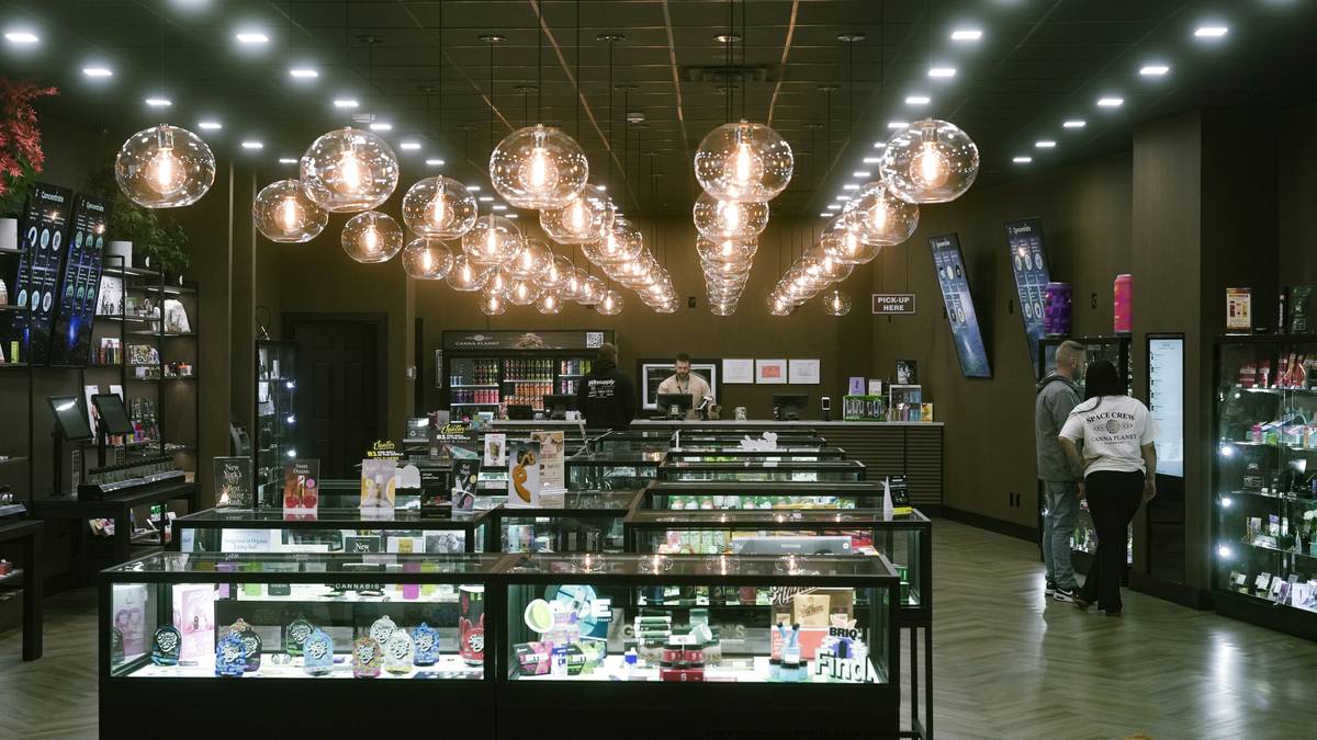 Side-by-side comparison showing poor vs optimal jewelry display case lighting: left shows washed-out amber tones under 6500K light, right shows vibrant gem colors under 3000K UV-free LEDs