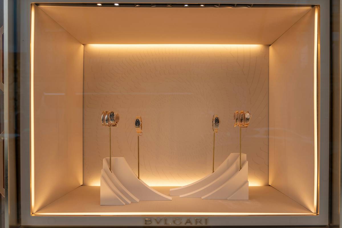 Why Your Jewelry Display Case Lighting Is Costing You Sales (And How to Fix It)