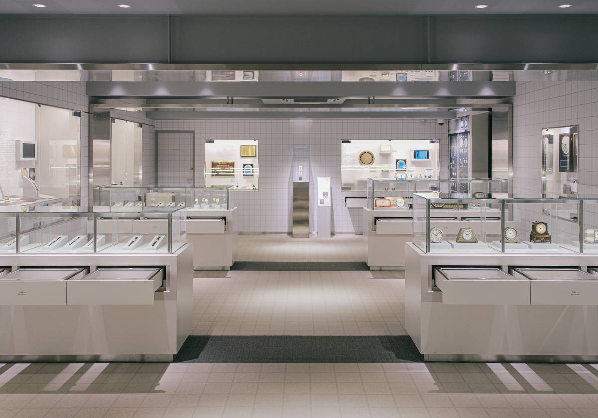 Jewelry Display Cases with Shelves: The Expert’s Guide to Showcasing Your Sparkle