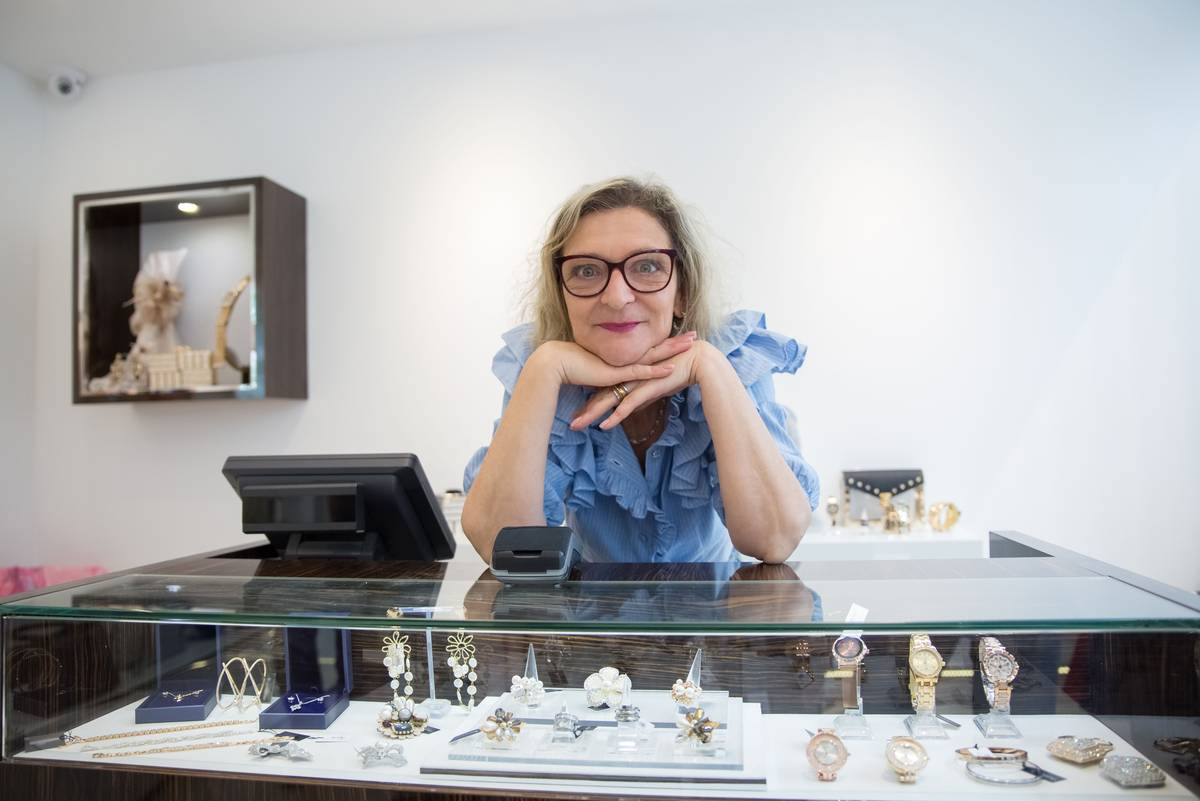 Why Your Jewelry Display Cases Retail Strategy Is Losing Sales (And How to Fix It Fast)